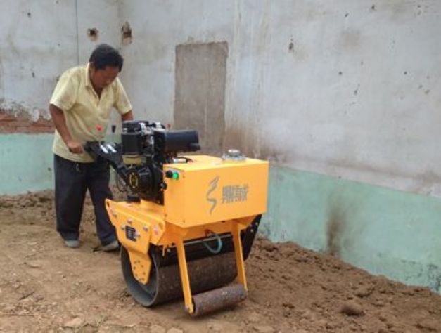 點擊查看詳細信息<br>標題：手扶式單輪壓路機工作照 閱讀次數(shù)：12174