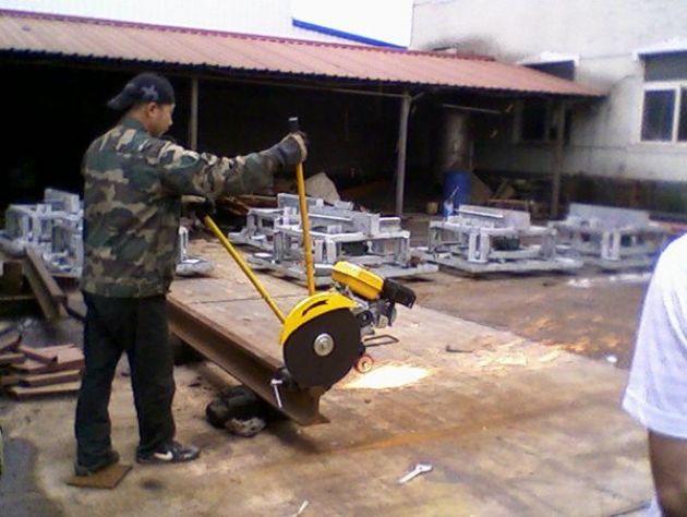 點擊查看詳細信息<br>標題：內(nèi)燃鋸軌機工作照 閱讀次數(shù)：11551