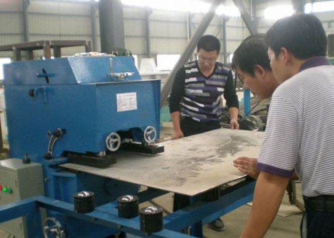 點擊查看詳細信息<br>標題：固定式平板坡口機工作照 閱讀次數(shù)：10981